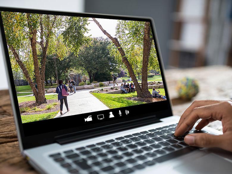 Student taking a virtual t我们的 on a laptop